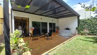 Venta casa con patio y garaje para 4 vehículos Alajuela Rio Segundo
