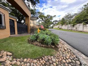 Venta de lote esquinero en Mora con gran potencial para construir #26-2249 GS