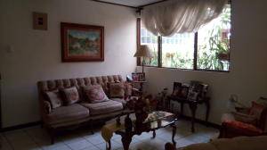 A la venta estupendo apartamento en Guadalupe #19-472