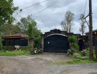 Se vende finca colinada con río con casa y apartamento en San Rafael, Montes de Oca. 