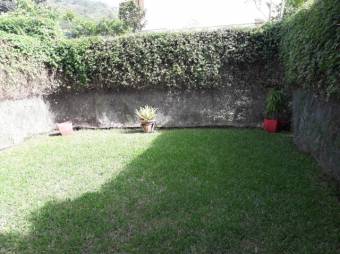 se alquila espaciosa casa con jardin en santa ana 20-1595