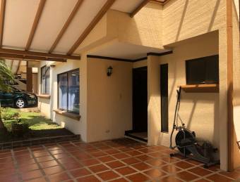 V#104 Céntrica casa en venta/Guachipelín/ Escazú