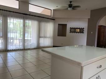 se alquila espaciosa casa con gran lote y zona verde en alajuela centro 20-1758