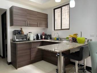 Se vende hermosa casa en Heredia, en exclusivo condómino con muchas amenidades 21-1580