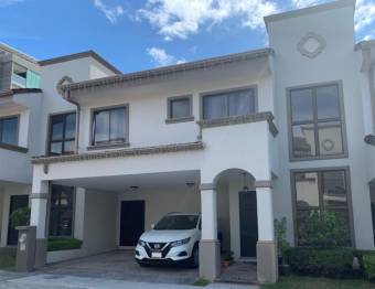 Se vende hermosa casa en Heredia, en exclusivo condómino con muchas amenidades 21-1580