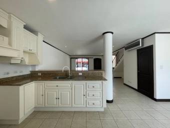 Se vende casa en Santa Ana, excelente condominio, 21-1724