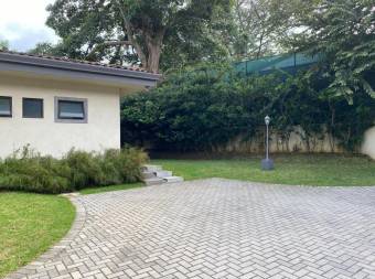 Se vende lujosa casa en Santa Ana, con finos acabados y amenidades 20-209