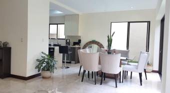 Se vende hermosa casa en Santa Ana, en condominio pequeño 21-212