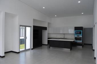 Se vende hermosa casa en Santa Ana, con excelentes acabados 21-926