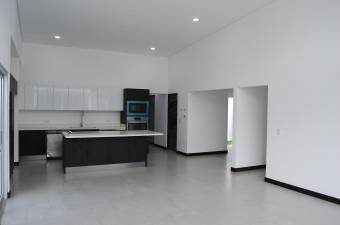 Se vende hermosa casa en Santa Ana, con excelentes acabados 21-926