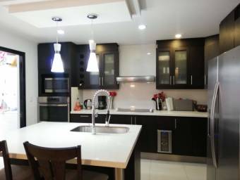 Se vende hermosa casa en Santa Ana, en condómino pequeño con muchas amenidades 21-1616