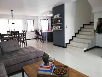 Se vende hermosa casa en Santa Ana, en condómino pequeño con muchas amenidades 21-1616