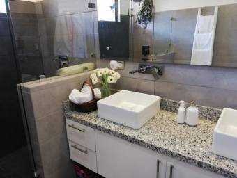 Se vende hermosa casa en Santa Ana, en condómino pequeño con muchas amenidades 21-1616