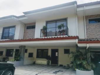 Se vende hermosa casa en Santa Ana, en condómino pequeño con muchas amenidades 21-1616