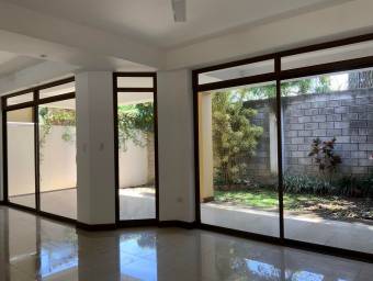 Se vende casa amplia en Santa Ana 21-2073