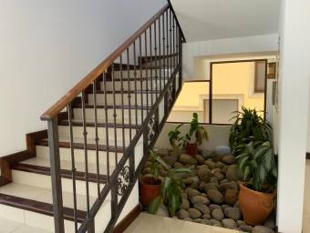 Se vende casa amplia en Santa Ana 21-2073