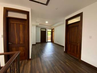 Se vende casa amplia en Santa Ana 21-2073