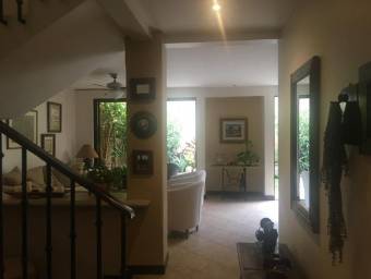 Se vende hermosa casa en Santa Ana, en exclusivo condómino con muchas amenidades 21-2101