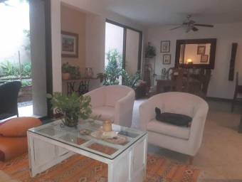 Se vende hermosa casa en Santa Ana, en exclusivo condómino con muchas amenidades 21-2101