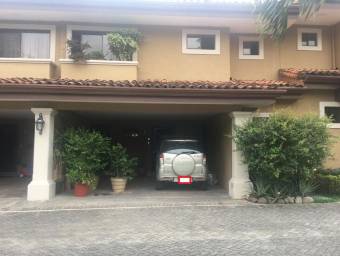 Se vende hermosa casa en Santa Ana, en exclusivo condómino con muchas amenidades 21-2101