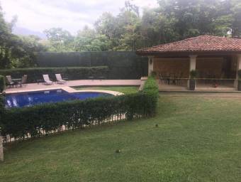 Se vende hermosa casa en Santa Ana, en exclusivo condómino con muchas amenidades 21-2101