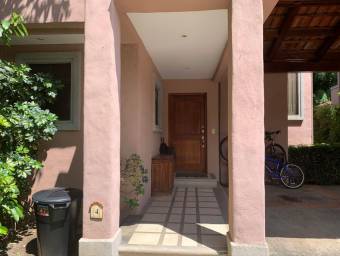 Se vende hermosa casa en Santa Ana, con amplio patio 21-2168