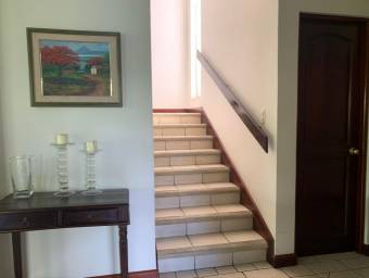 Se vende hermosa casa en Santa Ana, con amplio patio 21-2168