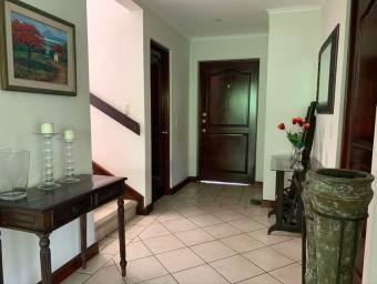 Se vende hermosa casa en Santa Ana, con amplio patio 21-2168