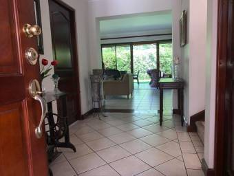 Se vende hermosa casa en Santa Ana, con amplio patio 21-2168