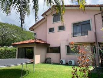 Se vende hermosa casa en Santa Ana, con amplio patio 21-2168