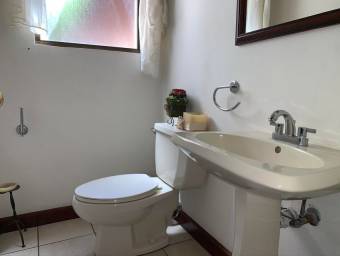 Se vende hermosa casa en Santa Ana, con amplio patio 21-2168