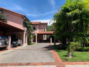 Se vende hermosa casa en Santa Ana, con amplio patio 21-2168