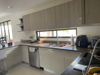 Se vende grandiosa casa ubicada en una de las zonas de mas alta plusvalía, Escazú21-2562