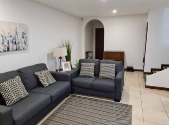 Townhouse con parqueo bajo techo