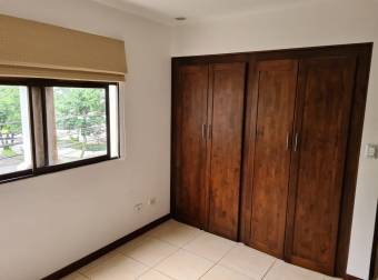 Townhouse con parqueo bajo techo