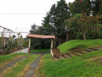 Se vende linda casa con amplio terreno en Heredia, 21-305