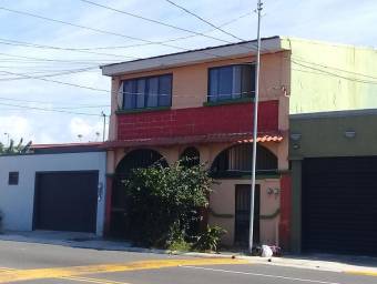 Se vende hermosa casa en Heredia, con dos apartamentos en la segunda planta. 21-731