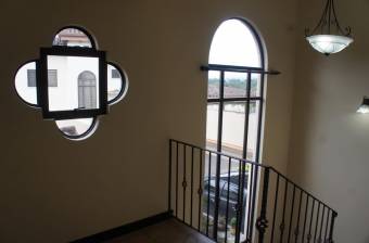 Se vende linda casa en condominio, en perfecto estado. Heredia 21-786