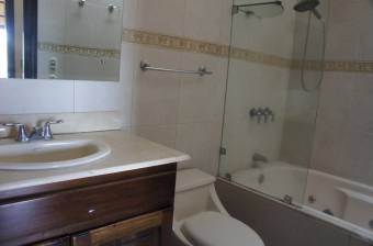 Se vende linda casa en condominio, en perfecto estado. Heredia 21-786