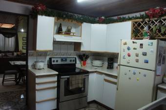 Se vende hermosa casa en Heredia, cerca de mall Oxigeno. 21-824