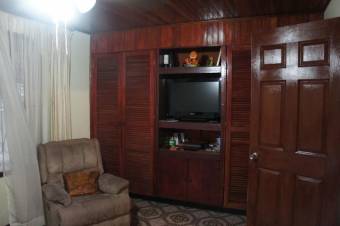 Se vende hermosa casa en Heredia, cerca de mall Oxigeno. 21-824