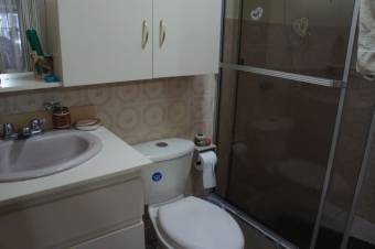 Se vende hermosa casa en Heredia, cerca de mall Oxigeno. 21-824