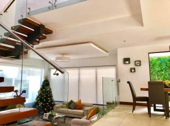 Se vende lujosa casa contemporánea con patio en Ulloa Heredia  