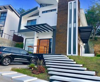 Se vende lujosa casa contemporánea con patio en Ulloa Heredia  