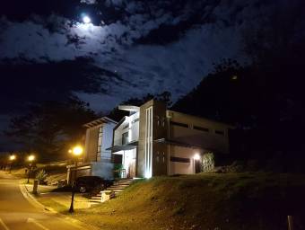 Se vende lujosa casa contemporánea con patio en Ulloa Heredia  