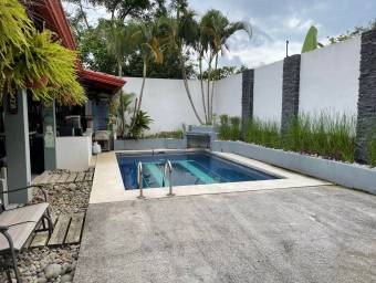 Se vende casa con piscina privada y ranncho bbq en Bello Horizonte Escazu 21-2470