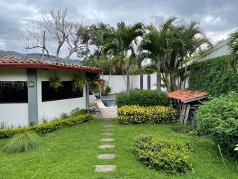 Se vende casa con piscina privada y ranncho bbq en Bello Horizonte Escazu 21-2470