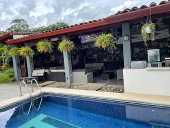 Se vende casa con piscina privada y ranncho bbq en Bello Horizonte Escazu 21-2470