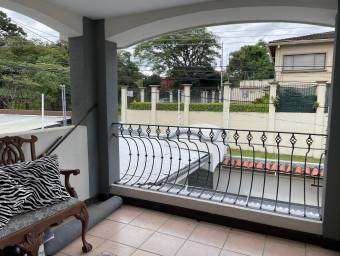 Se vende casa con piscina privada y ranncho bbq en Bello Horizonte Escazu 21-2470