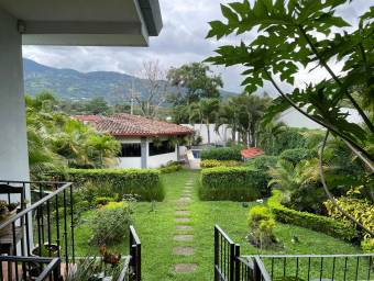 Se vende casa con piscina privada y ranncho bbq en Bello Horizonte Escazu 21-2470